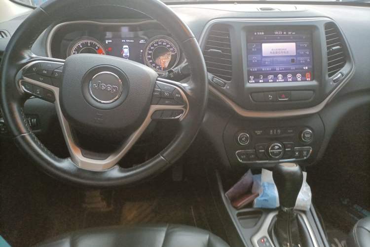 Used Jeep Cherokee 2016 2.4L Leading Smart Version Center Console