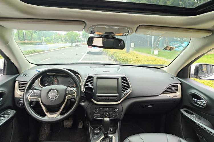 Used Jeep Cherokee 2016 2.4L Professional Edition Center Console
