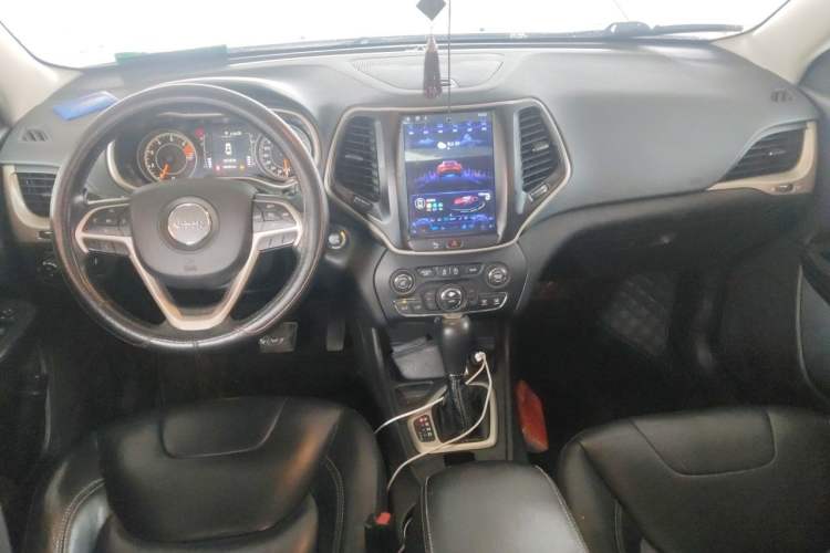Used Jeep Cherokee 2016 2.4L Leading Edition Center Console