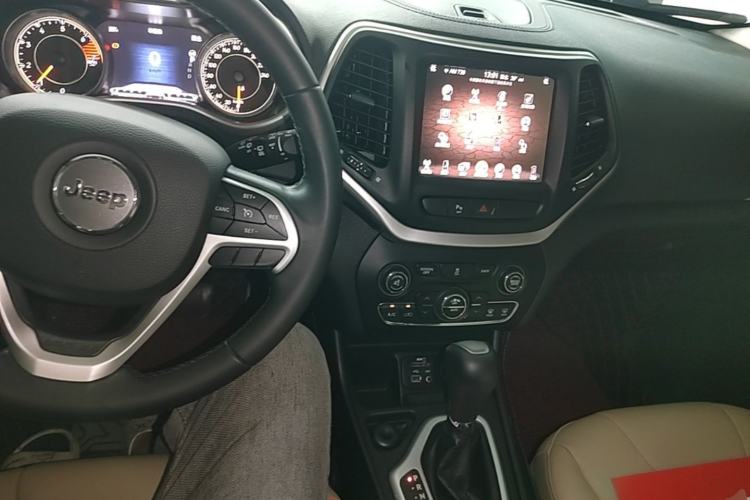 Used Jeep Cherokee 2016 2.0L Superior Edition Center Console