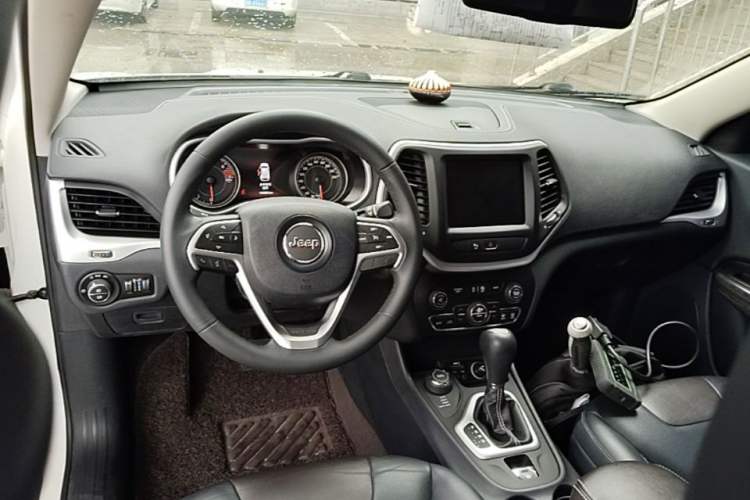 Used Jeep Cherokee 2016 2.4L Professional Smart Version Center Console