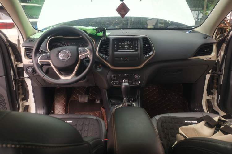 Used Jeep Cherokee 2016 2.4L Leading Edition Center Console