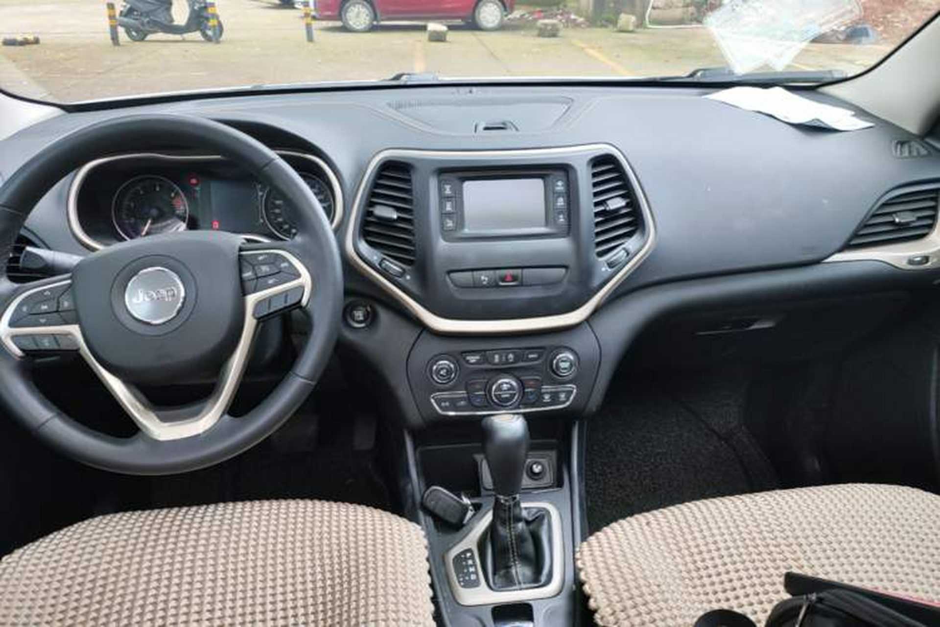 Used Jeep Cherokee 2016 2.4L Leading Edition Center Console