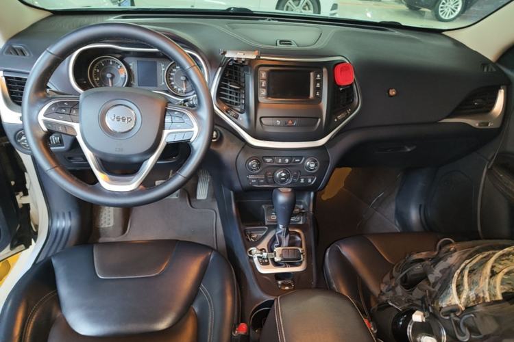 Used Jeep Cherokee 2016 2.4L Leading Edition Center Console