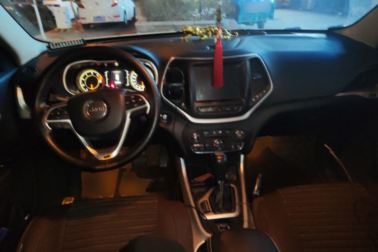 Used Jeep Cherokee 2016 2.4L Leading Smart Version Center Console