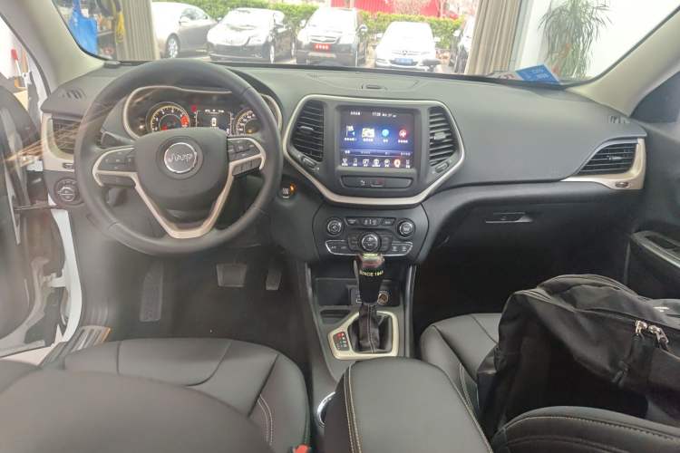 Used Jeep Cherokee 2016 2.4L Leading Edition Center Console
