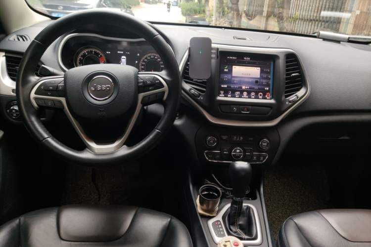 Used Jeep Cherokee 2016 2.4L Professional Smart Version Center Console