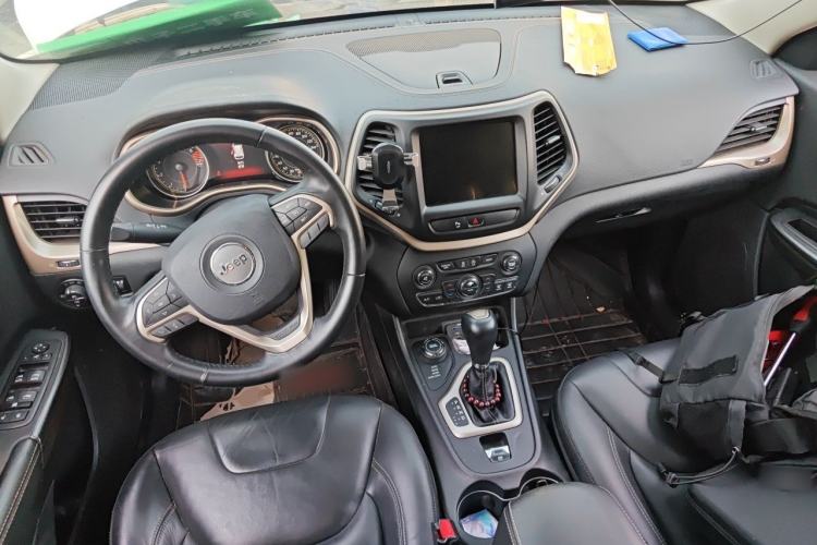 Used Jeep Cherokee 2016 2.4L Professional Smart Version Center Console