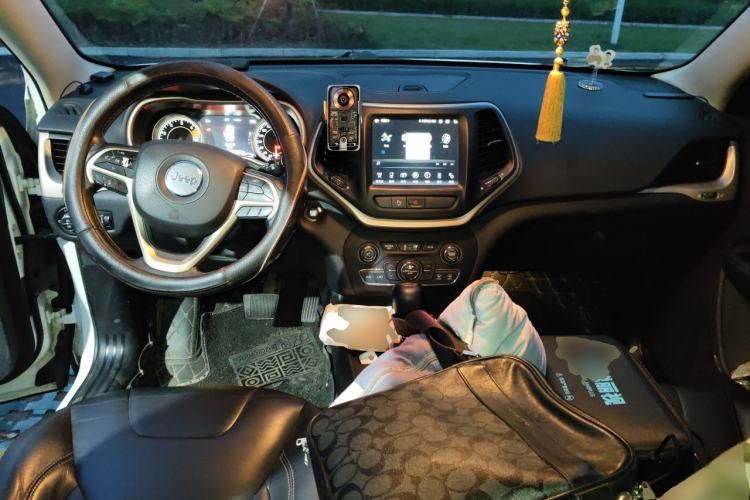 Used Jeep Cherokee 2016 2.4L Leading Smart Version Center Console