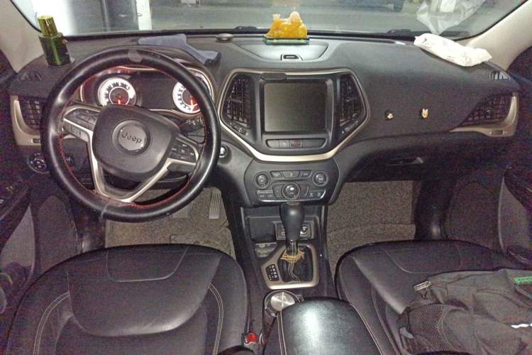 Used Jeep Cherokee 2016 2.0L Superior Edition Center Console