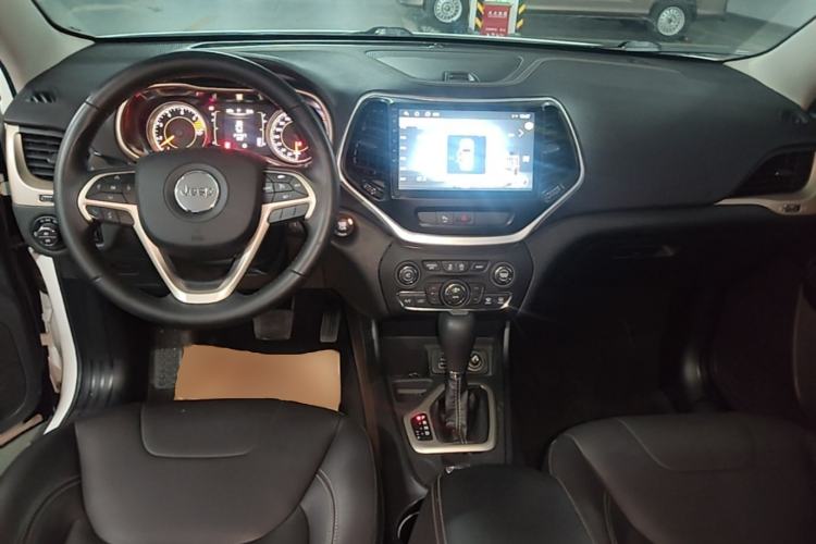 Used Jeep Cherokee 2016 2.4L Leading Edition Center Console