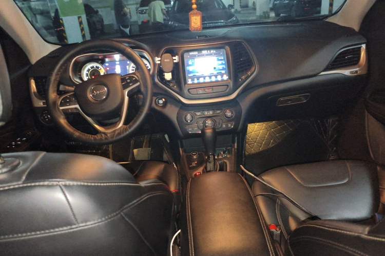 Used Jeep Cherokee 2016 2.4L Professional Smart Version Center Console