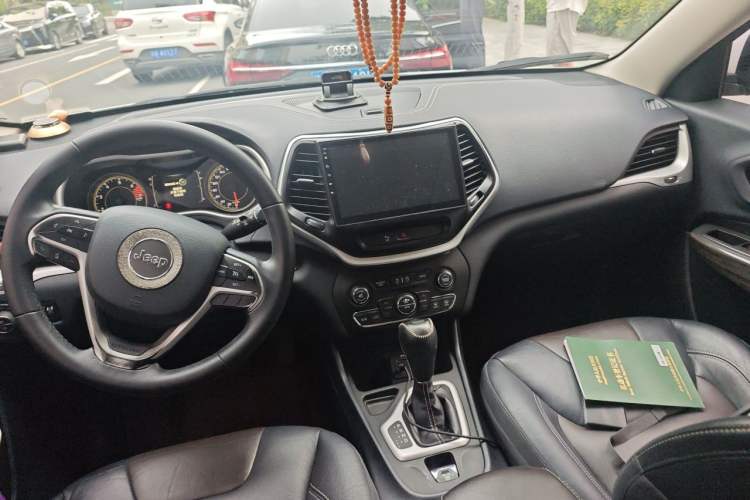 Used Jeep Cherokee 2016 2.4L Leading Smart Version Center Console