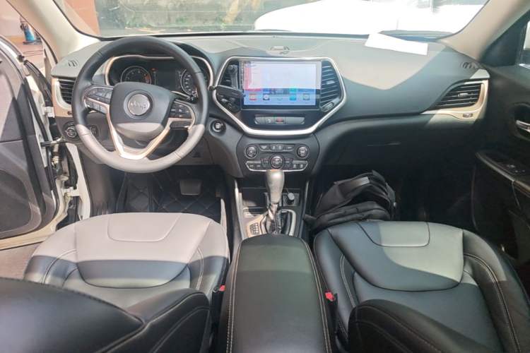 Used Jeep Cherokee 2016 2.4L Leading Edition Center Console