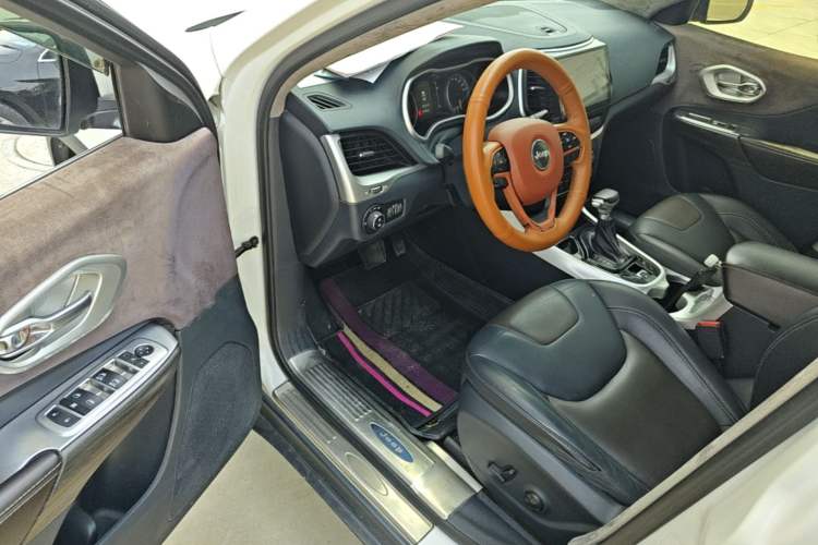 Used Jeep Cherokee 2016 2.4L Leading Edition Driver Seat
