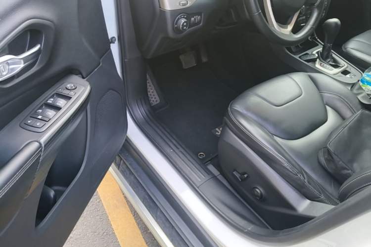 Used Jeep Cherokee 2016 2.0L Superior Edition Driver Seat