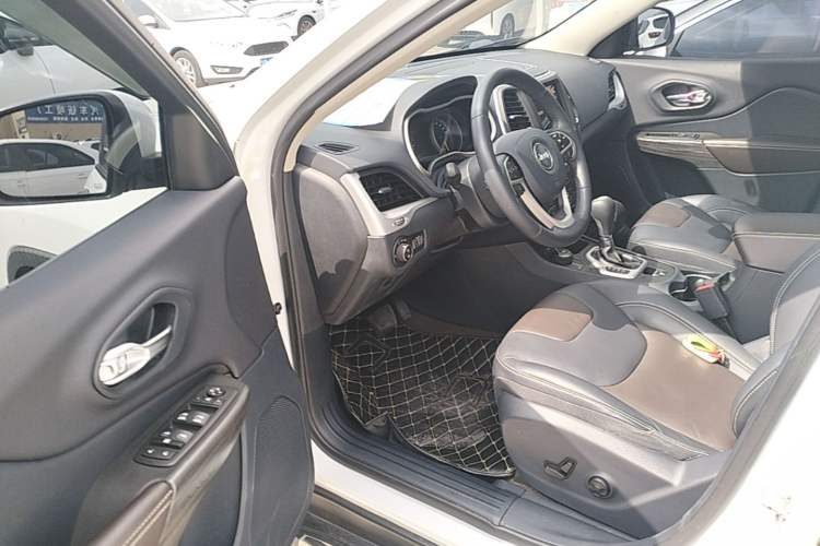 Used Jeep Cherokee 2016 2.4L Professional Smart Version Driver Seat