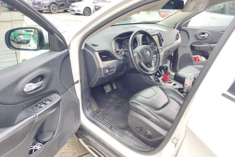 Used Jeep Cherokee 2016 2.0L Superior Edition Driver Seat