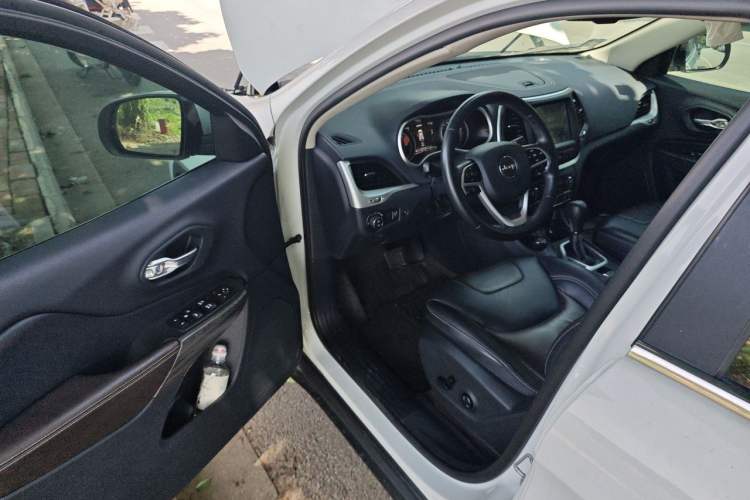 Used Jeep Cherokee 2016 2.4L Superior Edition Driver Seat