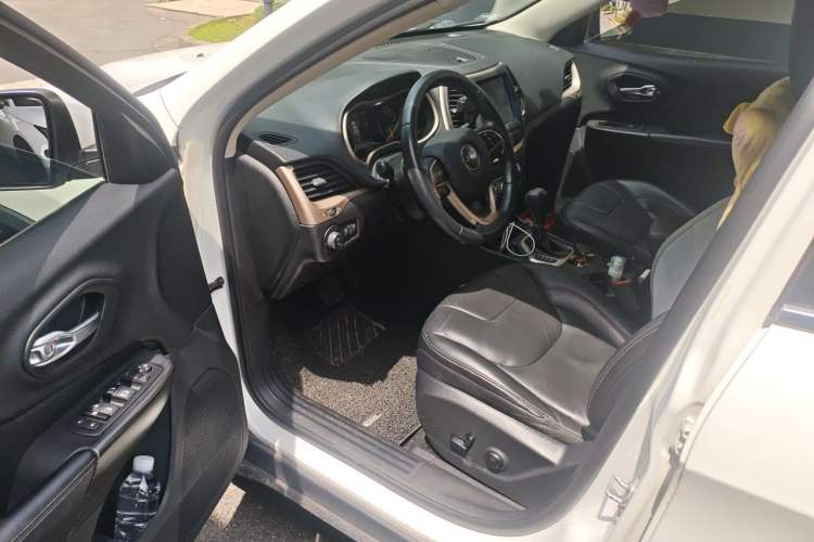 Used Jeep Cherokee 2016 2.0L Superior Edition Driver Seat