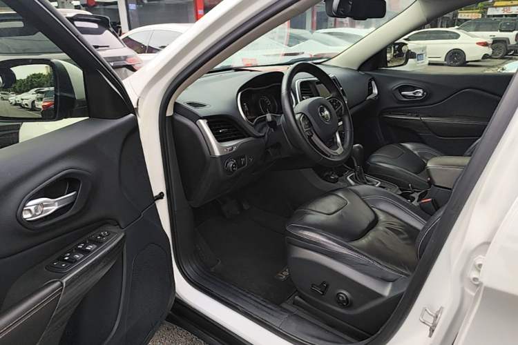 Used Jeep Cherokee 2016 2.4L Superior Edition Driver Seat