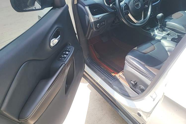 Used Jeep Cherokee 2016 2.4L Professional Edition Driver Seat