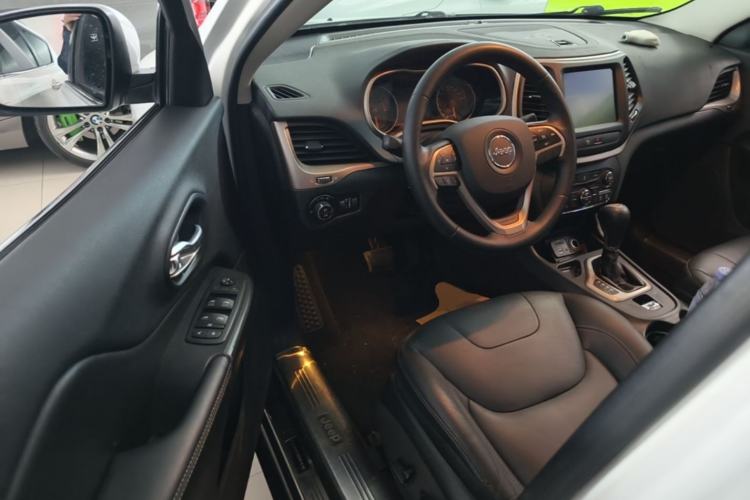 Used Jeep Cherokee 2016 2.0L Superior Edition Driver Seat