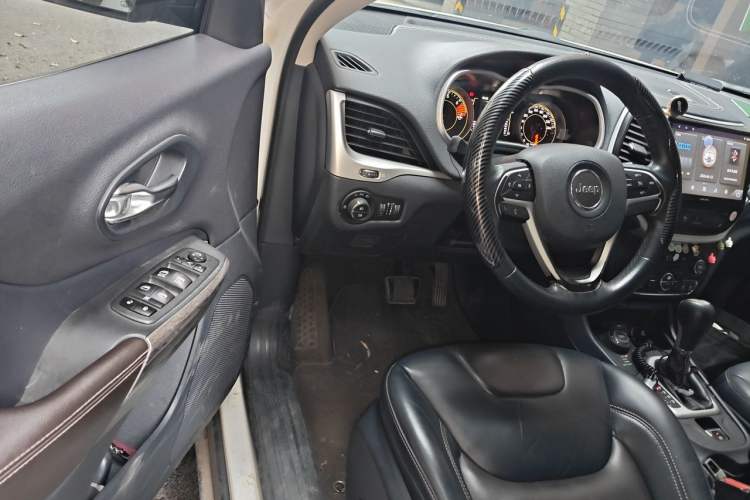 Used Jeep Cherokee 2016 2.4L Professional Edition Driver Seat