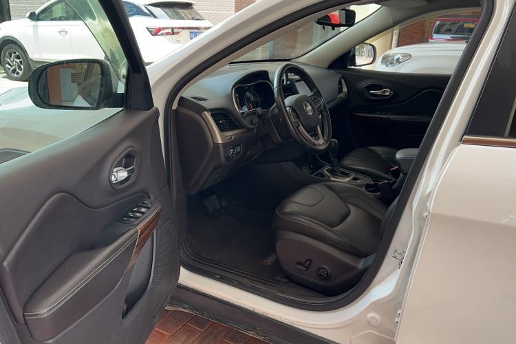Used Jeep Cherokee 2016 2.0L Superior Edition Driver Seat