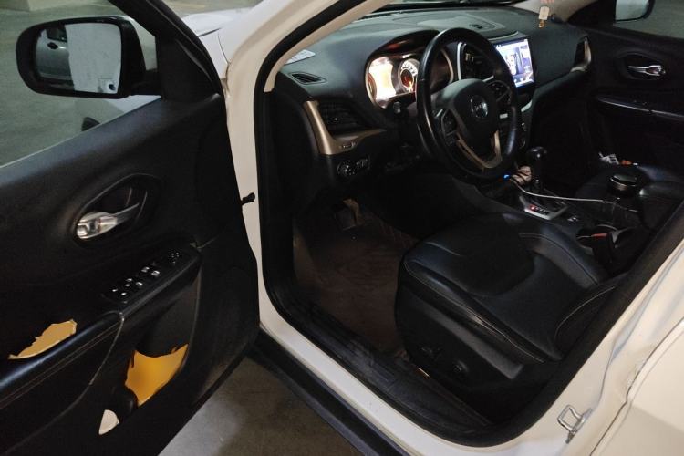 Used Jeep Cherokee 2016 2.0L Superior Edition Driver Seat