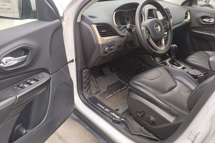 Used Jeep Cherokee 2016 2.0L Superior Edition Driver Seat
