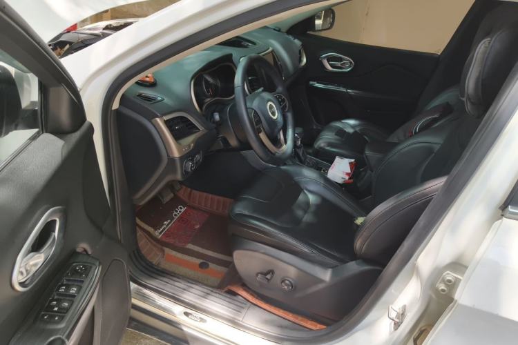 Used Jeep Cherokee 2016 2.0L Superior Edition Driver Seat
