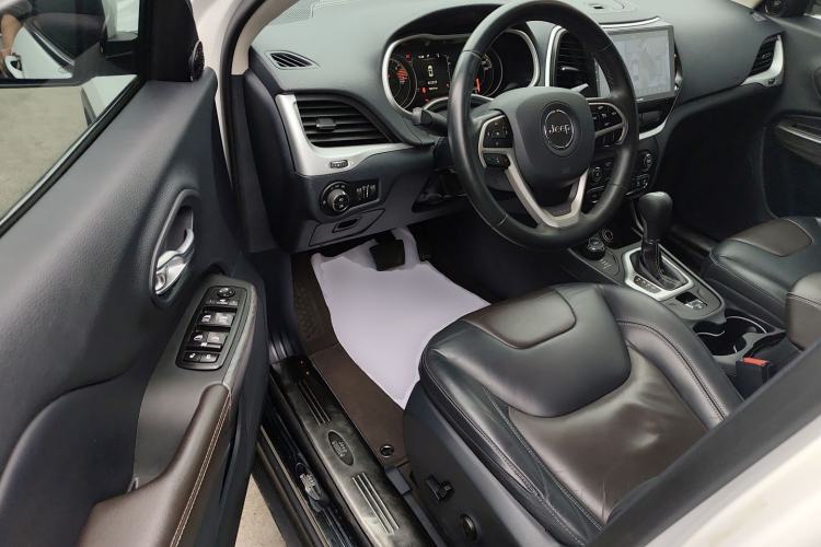Used Jeep Cherokee 2016 2.4L Professional Edition Driver Seat