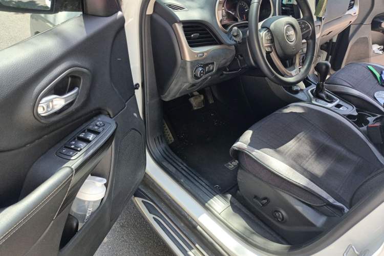Used Jeep Cherokee 2016 2.4L Professional Smart Version Driver Seat