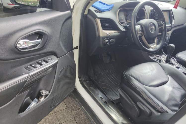 Used Jeep Cherokee 2016 2.0L Smart Version Driver Seat