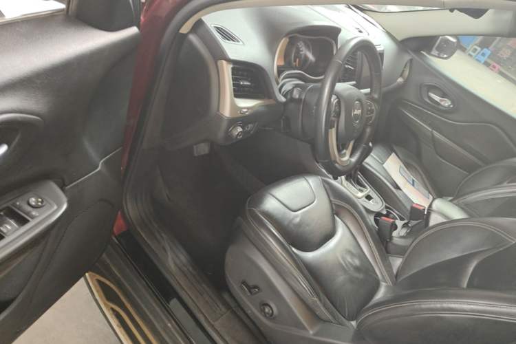 Used Jeep Cherokee 2016 2.0L Superior Edition Driver Seat