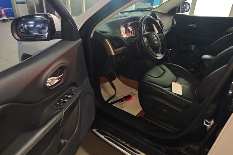 Used Jeep Cherokee 2016 2.0L Superior Edition Driver Seat