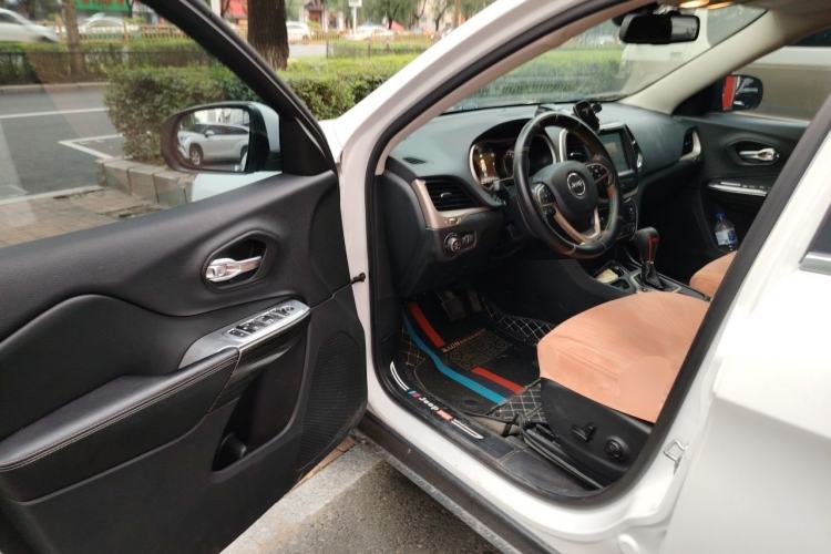 Used Jeep Cherokee 2016 2.0L Superior Edition Driver Seat