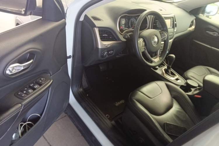 Used Jeep Cherokee 2016 2.4L Professional Edition Driver Seat