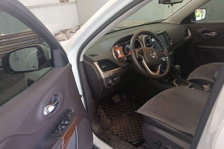 Used Jeep Cherokee 2016 2.0L Superior Edition Driver Seat