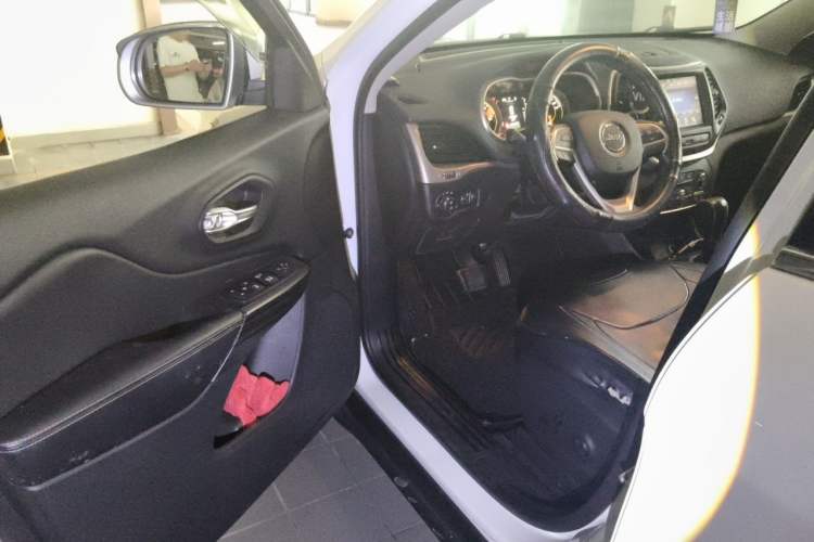 Used Jeep Cherokee 2016 2.4L Leading Smart Version Driver Seat