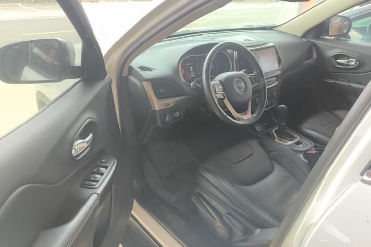 Used Jeep Cherokee 2016 2.0L Leading Edition Driver Seat