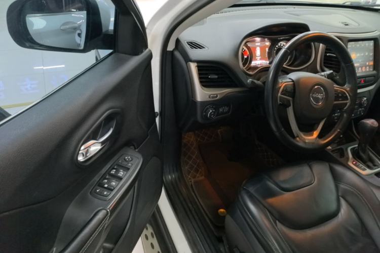 Used Jeep Cherokee 2016 2.0L Superior Edition Driver Seat