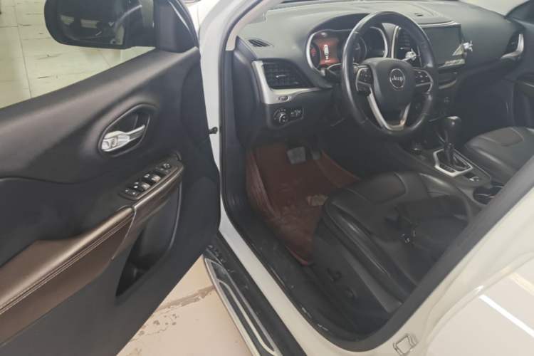 Used Jeep Cherokee 2016 2.4L Professional Edition Driver Seat