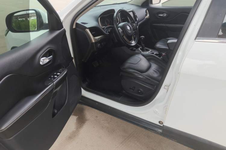 Used Jeep Cherokee 2016 2.4L Superior Edition Driver Seat