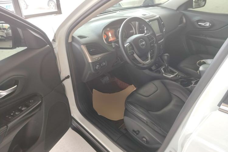 Used Jeep Cherokee 2016 2.0L Superior Edition Driver Seat