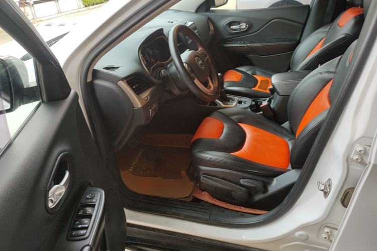 Used Jeep Cherokee 2016 2.0L Leading Edition Driver Seat