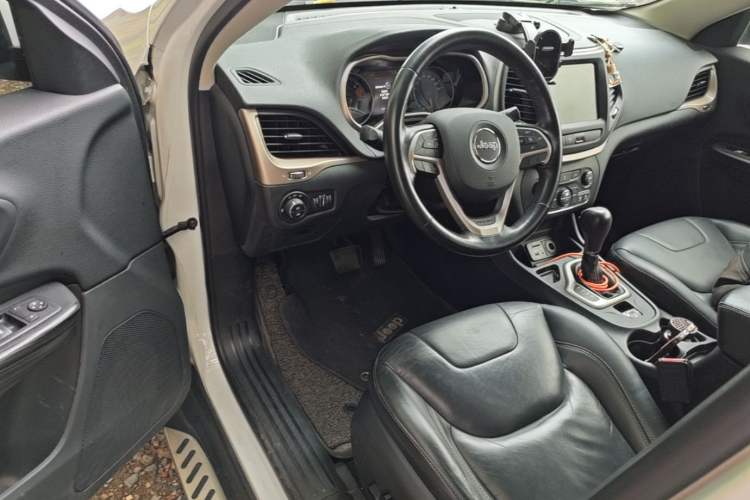 Used Jeep Cherokee 2016 2.0L Superior Edition Driver Seat