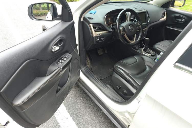 Used Jeep Cherokee 2016 2.4L Professional Edition Driver Seat
