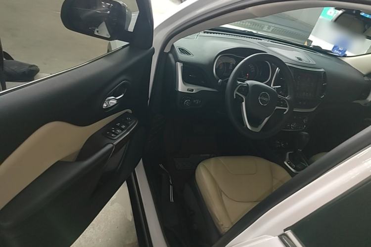 Used Jeep Cherokee 2016 2.0L Superior Edition Driver Seat